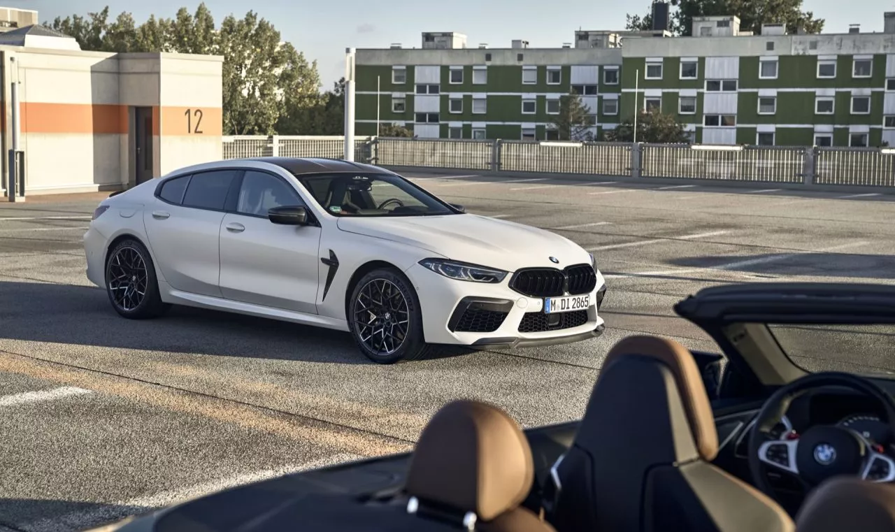 Vista lateral de un BMW Serie 8 aparcado, destacando su elegancia y líneas deportivas.