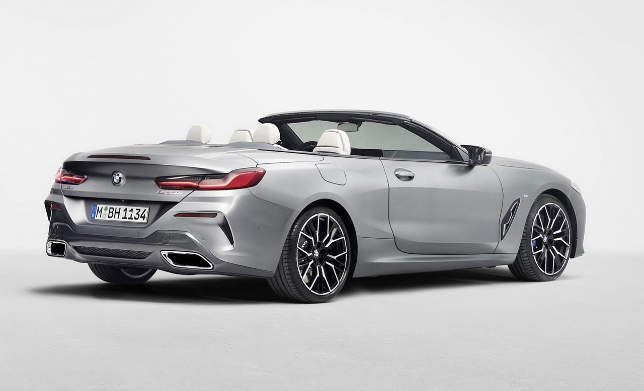 Vista trasera lateral que muestra la sofisticación y línea deportiva del BMW Serie 8 Convertible.