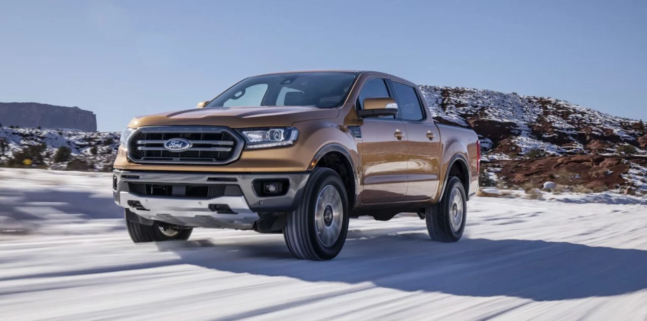 Ford Ranger mostrando su robustez y diseño frontal en terreno nevado.