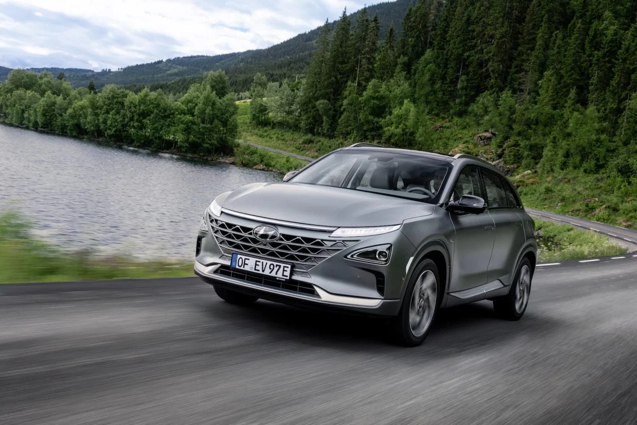 Vista lateral del Hyundai NEXO en movimiento, destacando su diseño aerodinámico.