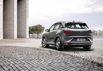 Vista lateral del Hyundai NEXO en carretera, destacando su diseño aerodinámico.