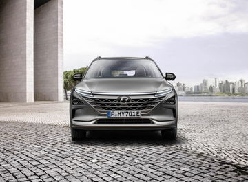 Vista lateral del Hyundai NEXO, destacando su diseño aerodinámico y líneas modernas.