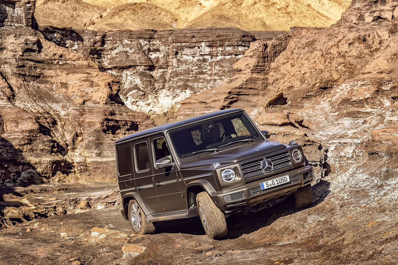 Vista en acción del Mercedes Clase G escalando terreno rocoso