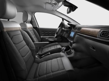 Interior refinado del Citroën C3 destacando los asientos y puerta lateral.