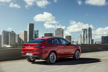 El BMW X4 muestra su diseño dinámico y su línea de techo estilo coupé.