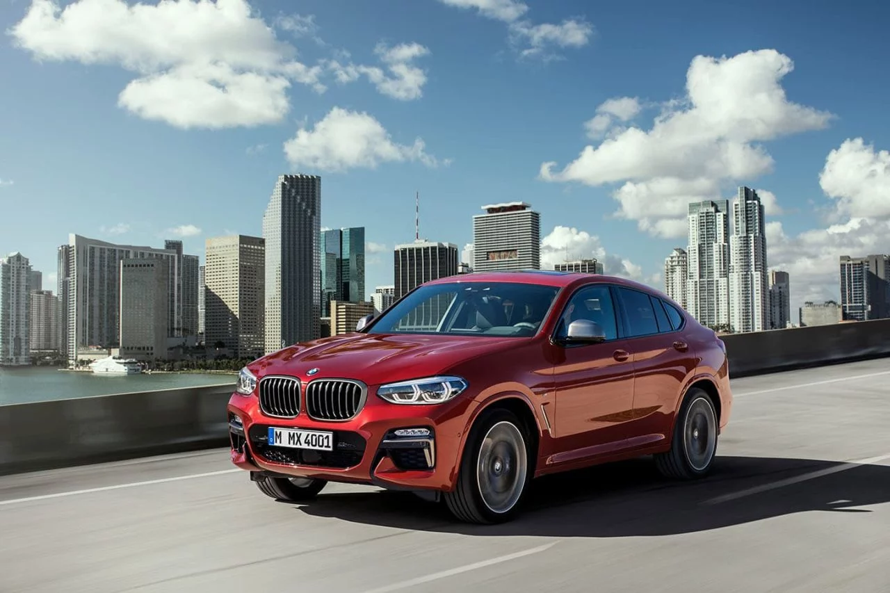 Vista angular del BMW X4 mostrando su diseño dinámico y deportivo.