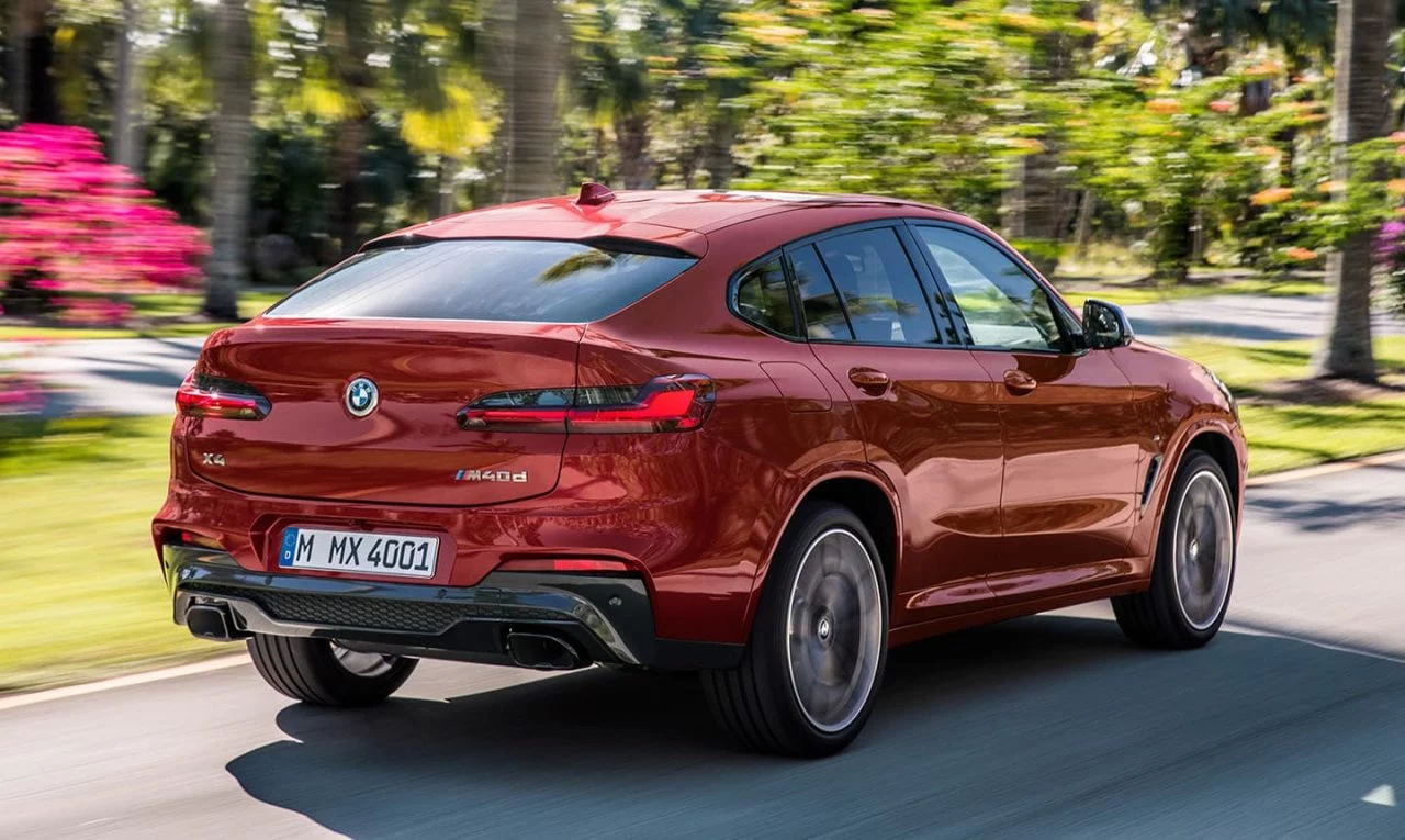 Vista trasera y lateral del BMW X4, destacando su diseño deportivo.