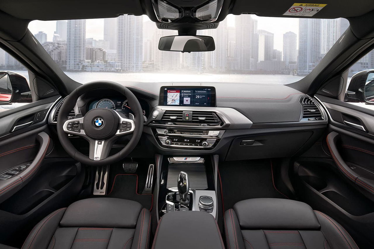 Vista delantera del habitáculo lujoso del BMW X4, destacando su diseño ergonómico.