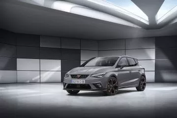 Vista lateral del CUPRA Ibiza, destacando su diseño deportivo y líneas agresivas.