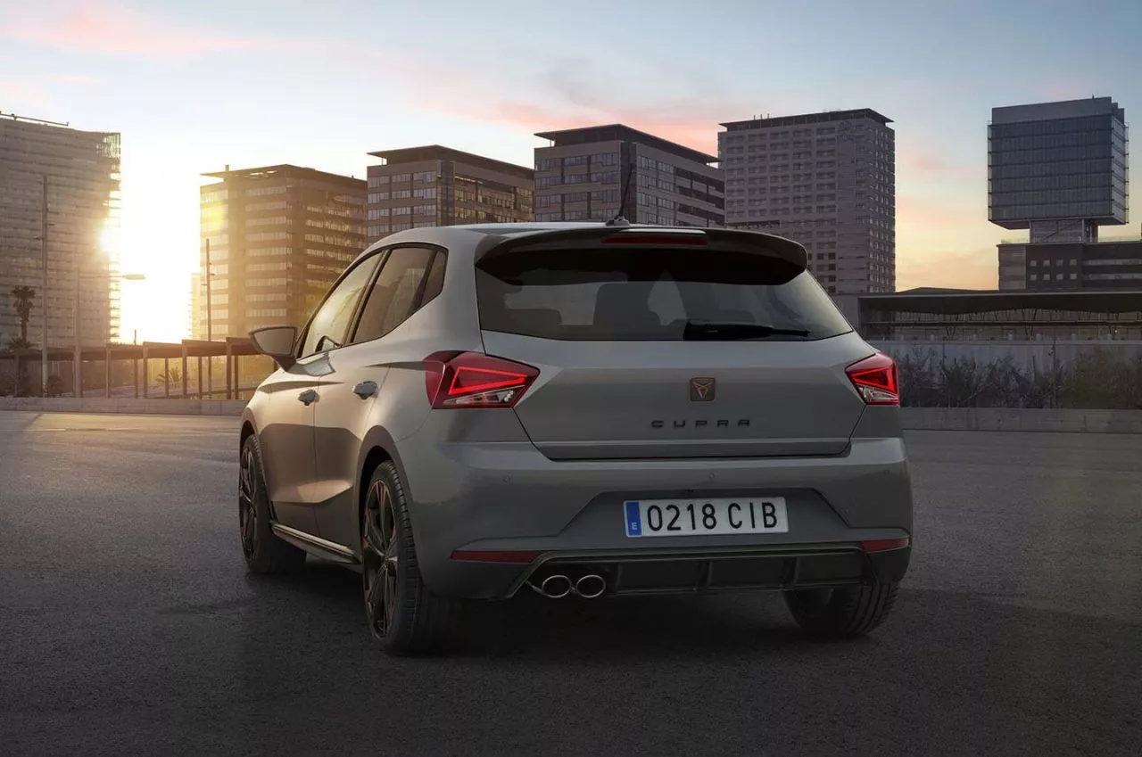 Vista trasera del CUPRA Ibiza con faros LED y diseño deportivo.