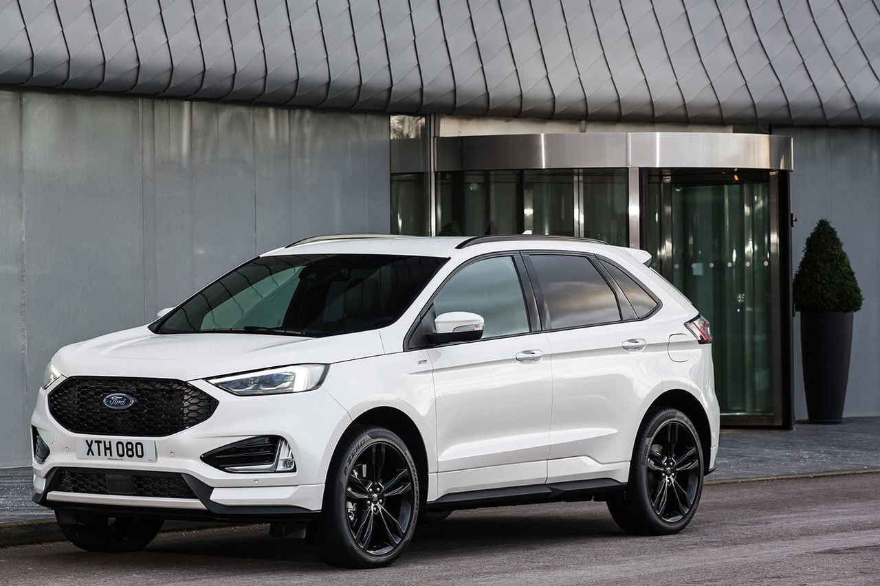 Vista lateral del Ford Edge refleja la elegancia y deportividad del SUV.