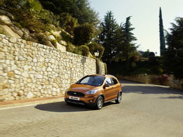 Vista dinámica del Ford Ka mostrando su línea lateral y diseño compacto