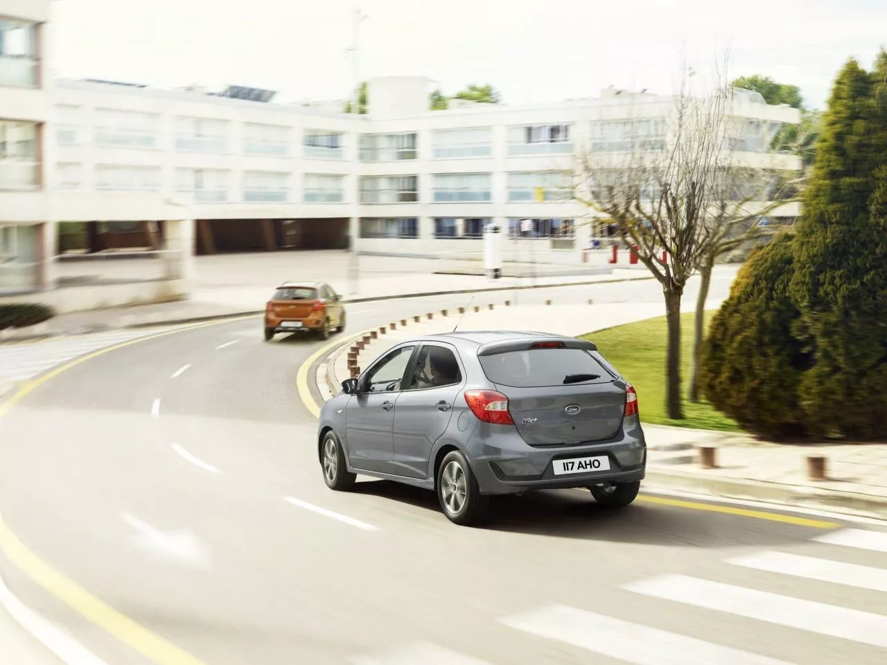 Vista dinámica del Ford Ka mostrando su diseño en movimiento.