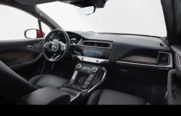 Vista lateral del puesto de conducción del Jaguar I-PACE, elegancia y tecnología fusionadas.