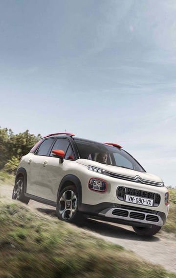 Vista angular delantera del Citroën C3 Aircross con techo bitono.