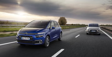 Vista dinámica del Citroën C4 SpaceTourer en movimiento, destacando su diseño frontal y perfil.