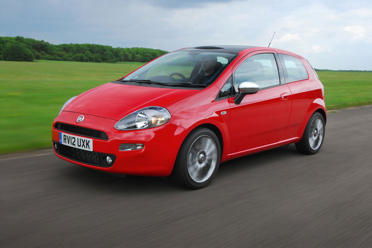 Fiat Punto en color rojo con vista que combina frontal y lateral.