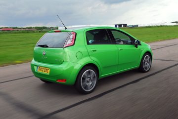 Vista lateral dinámica del Fiat Punto en verde pistacho.