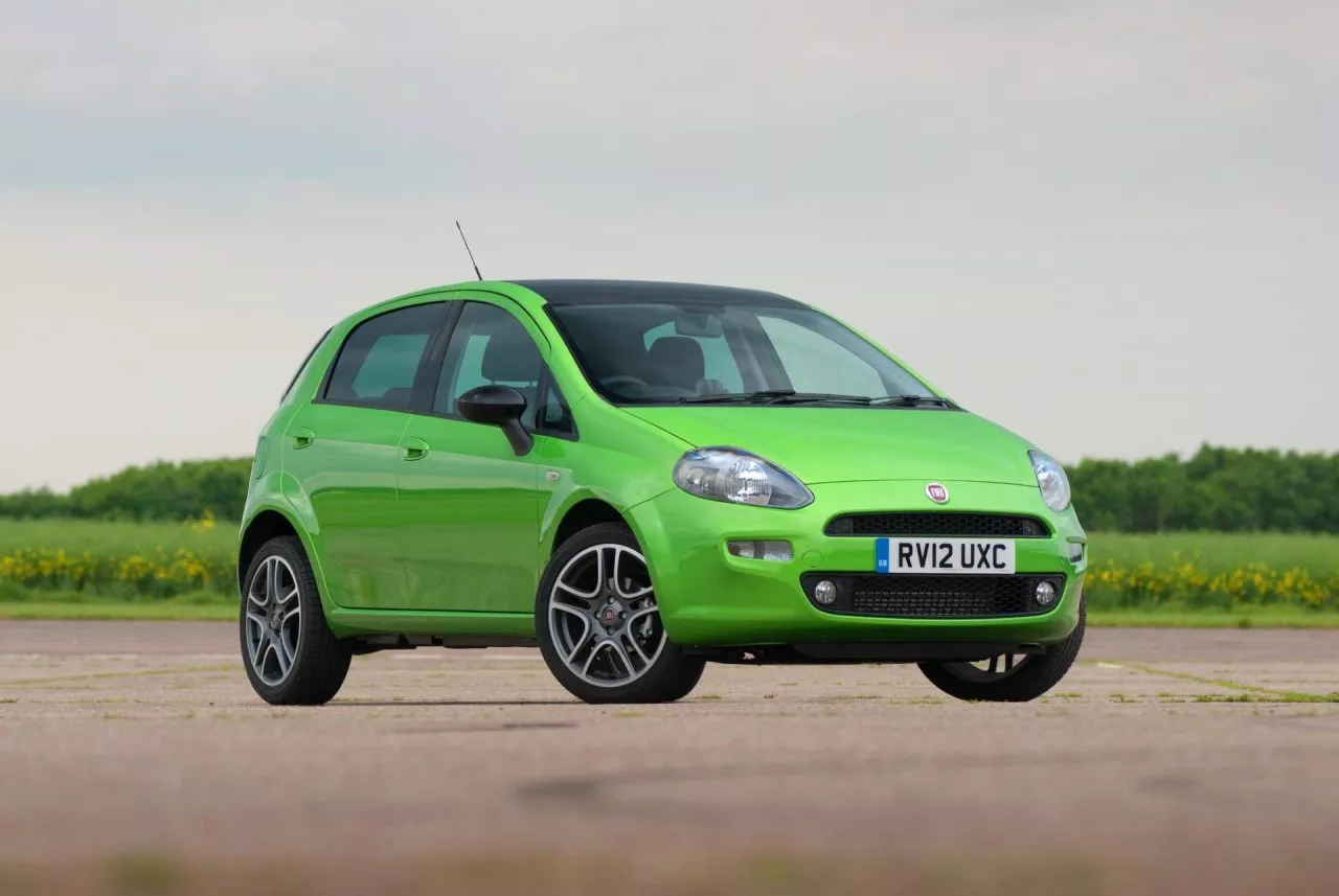 Vista lateral del Fiat Punto en color verde. Líneas aerodinámicas y compactas.