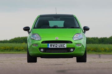 Vista frontal del Fiat Punto, destacando su diseño compacto y moderno.