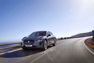 El Jaguar I-PACE en acción, mostrando su elegante diseño frontal y lateral.