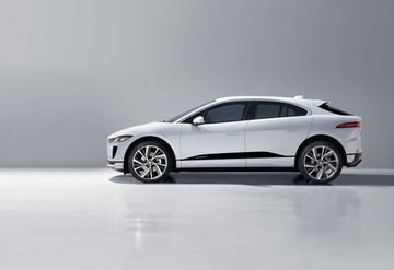 Vista lateral del Jaguar I-PACE destacando su diseño aerodinámico.