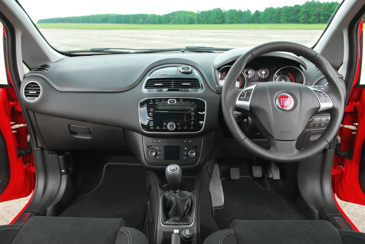 Acogedor interior del Fiat Punto, destacando su ergonomía y acabados.