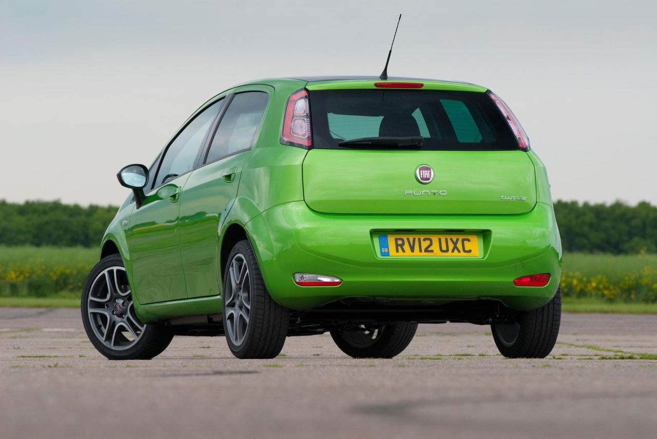 Vista trasera y lateral del Fiat Punto, destacando su diseño compacto y dinámico.