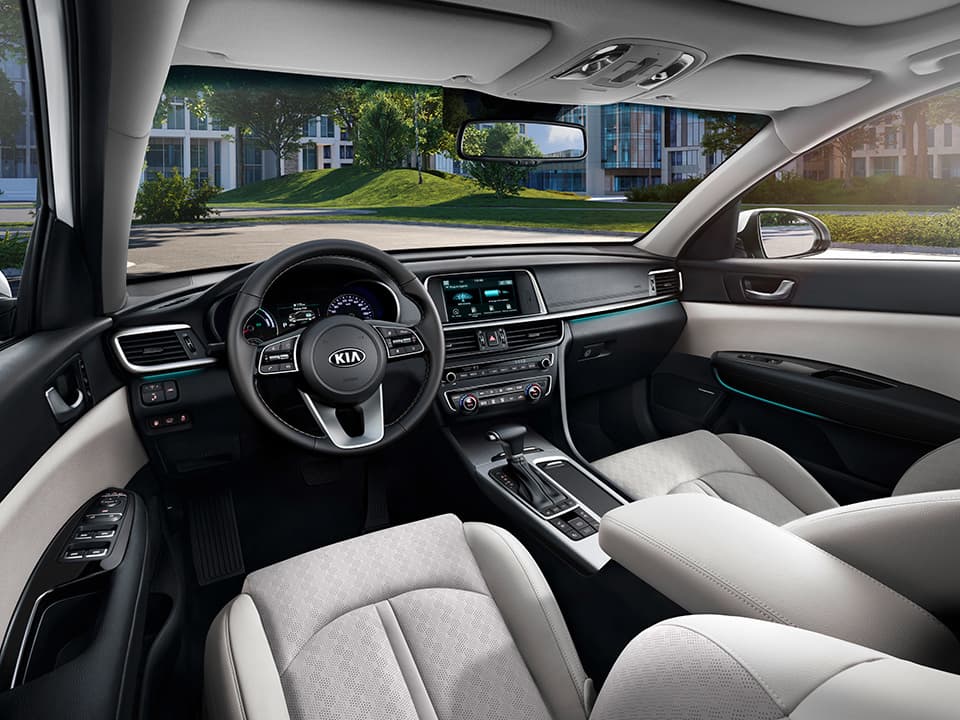 Vista delantera del habitáculo del Kia Optima PHEV, destacando su elegancia y confort.