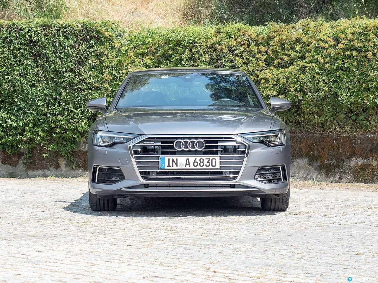 Vista frontal del Audi A6 destacando su parrilla Singleframe y faros LED.