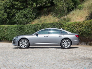 Vista lateral del Audi A6 que muestra su elegante línea y llantas distintivas.