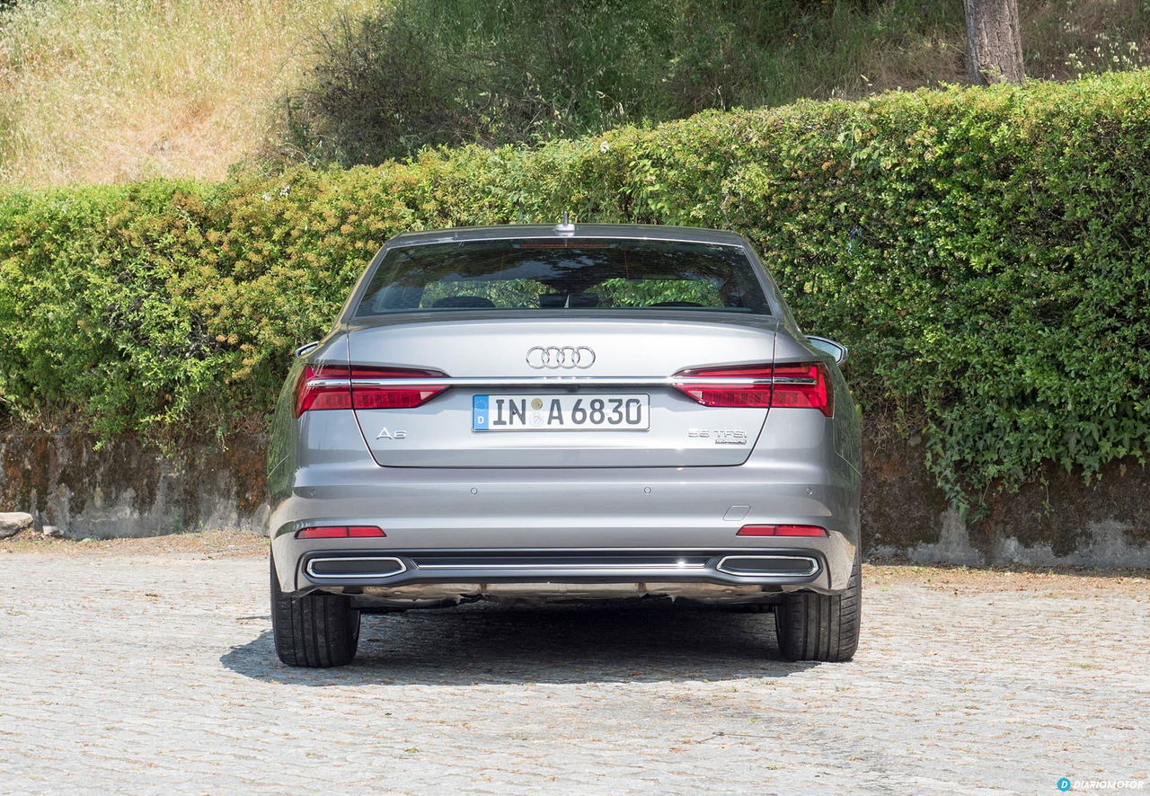 Vista trasera del Audi A6 destacando sus líneas y pilotos LED.