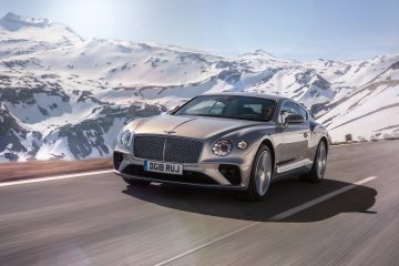 Vista dinámica del Bentley Continental GT con paisaje montañoso de fondo