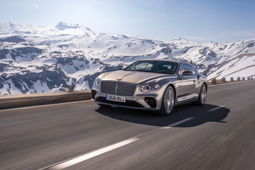 Bentley Continental GT exhibiendo su diseño en carretera nevada