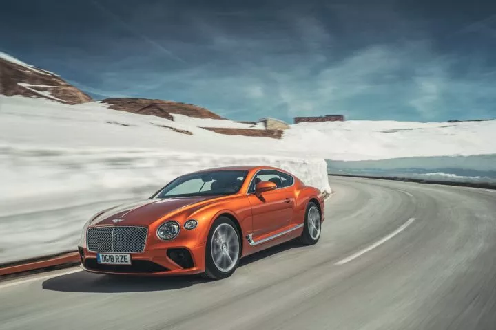 Vista lateral del Bentley Continental GT demostrando su elegancia en entorno nevado
