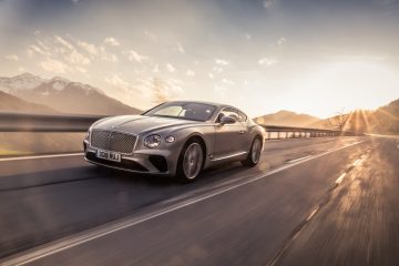 Bentley Continental GT capturado con el sol reflejando su lujoso diseño.