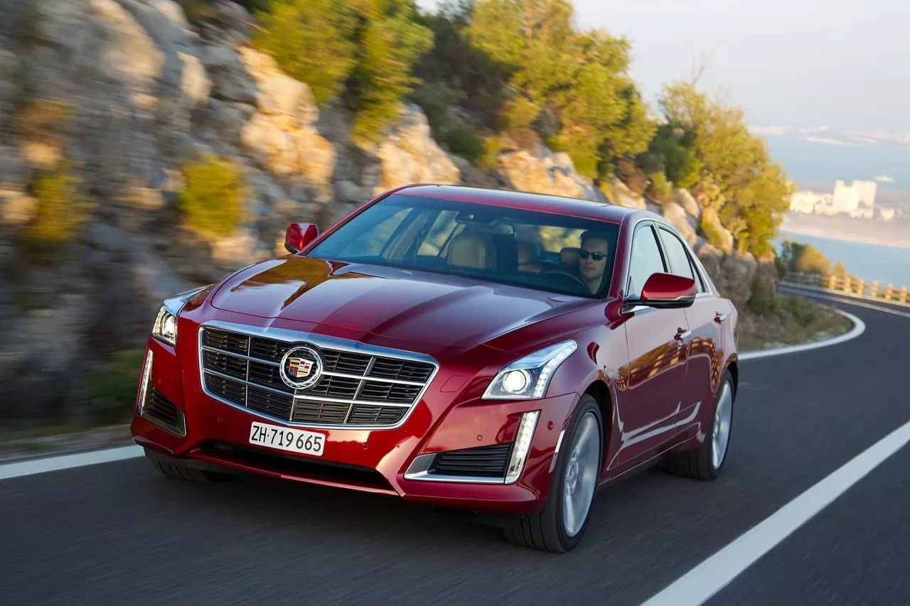 Vista dinámica del Cadillac CTS en carretera, mostrando su perfil y frontal.