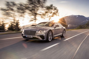 Primer plano del emblema icónico de Bentley, símbolo de lujo y elegancia.