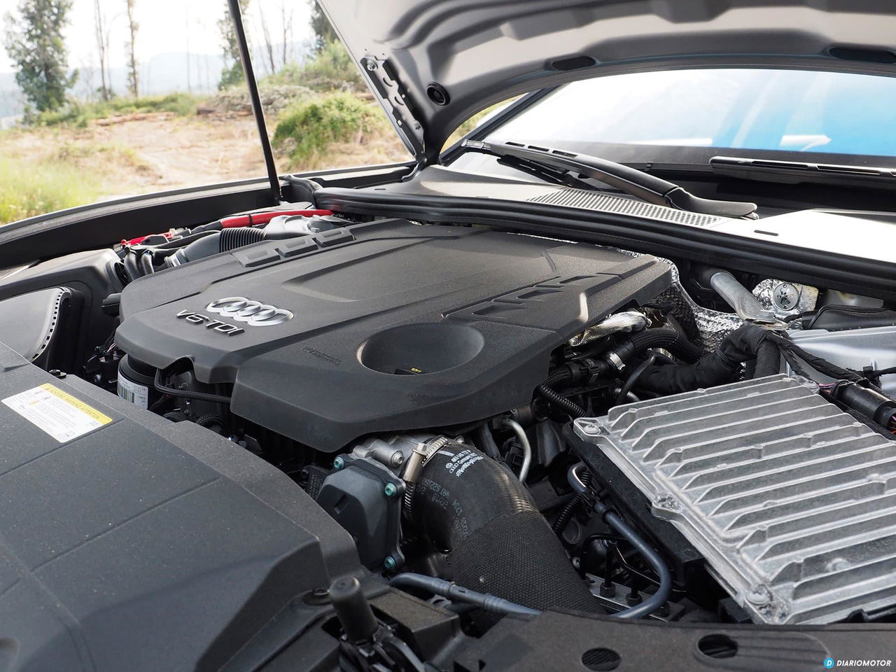 Vista detallada del propulsor TFSI del Audi A6, enfatizando su diseño y tecnología.