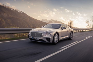 Vista cercana del poderoso motor W12 del Bentley Continental GT.