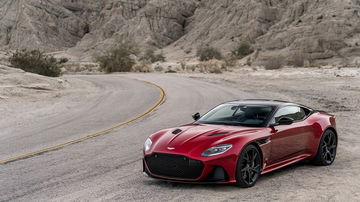 Vista lateral del Aston Martin DBS Superleggera mostrando su diseño aerodinámico.