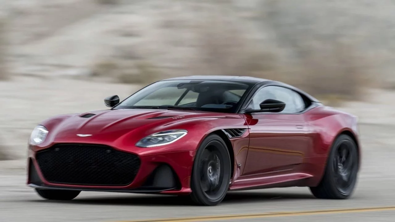 Vista dinámica del Aston Martin DBS Superleggera mostrando su lado frontal y lateral.