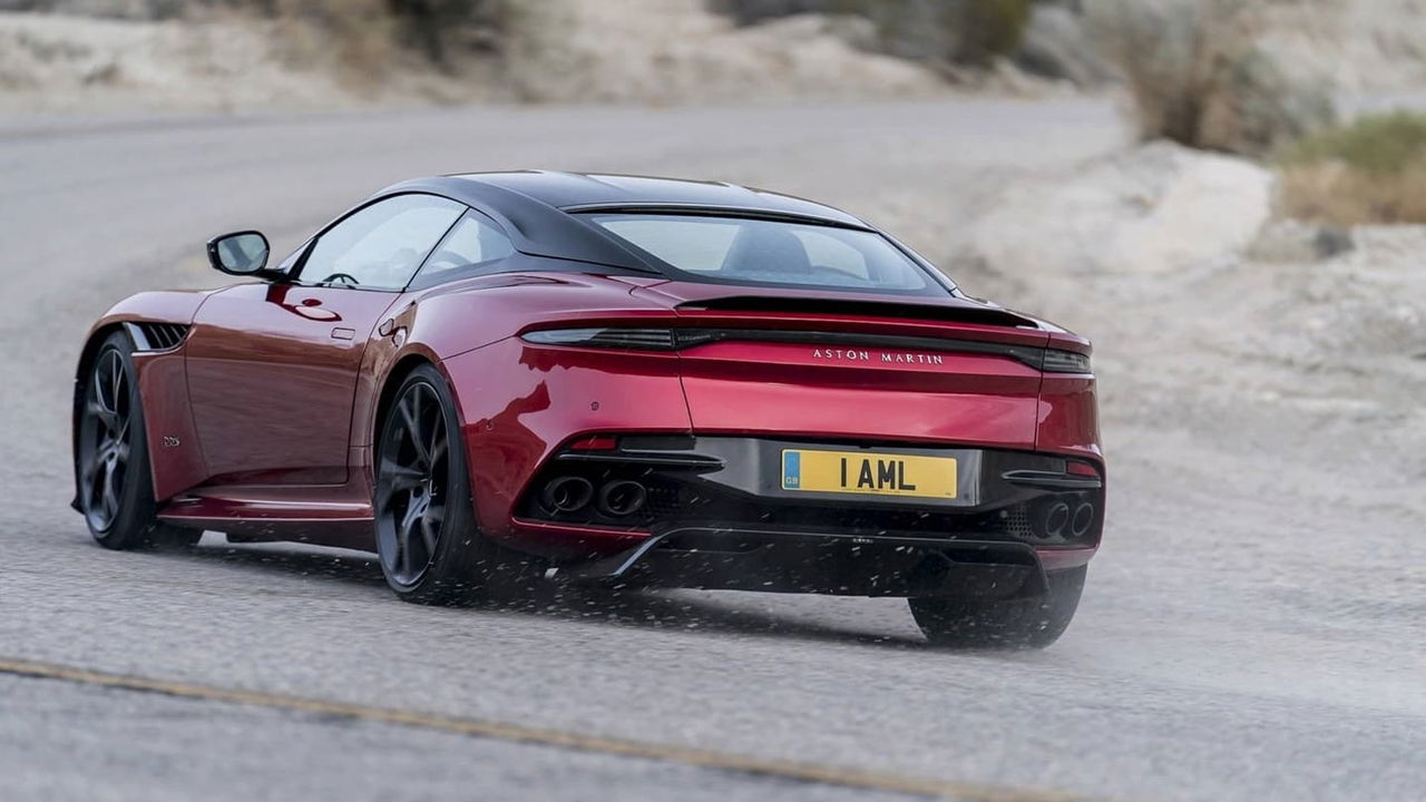 Vista dinámica del DBS Superleggera enfatizando su poderosa zaga y línea lateral.