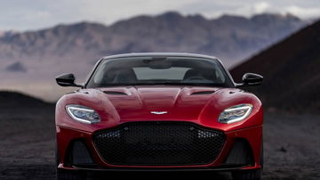 Vista frontal del Aston Martin DBS Superleggera destacando su diseño agresivo.