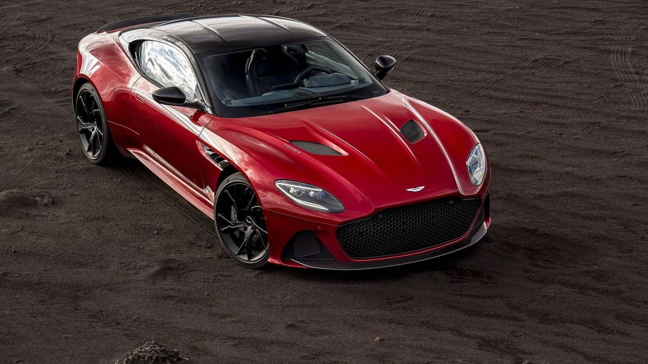 Vista superior del Aston Martin DBS Superleggera destacando su diseño aerodinámico.