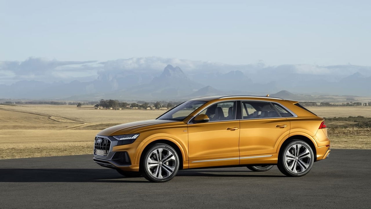 Vista lateral del Audi Q8 mostrando su perfil dinámico y líneas deportivas