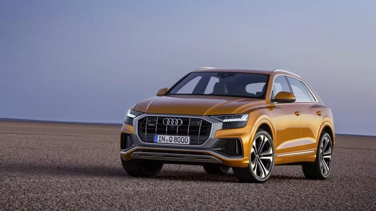 Audi Q8 capturado desde una perspectiva que realza su diseño frontal y lateral.