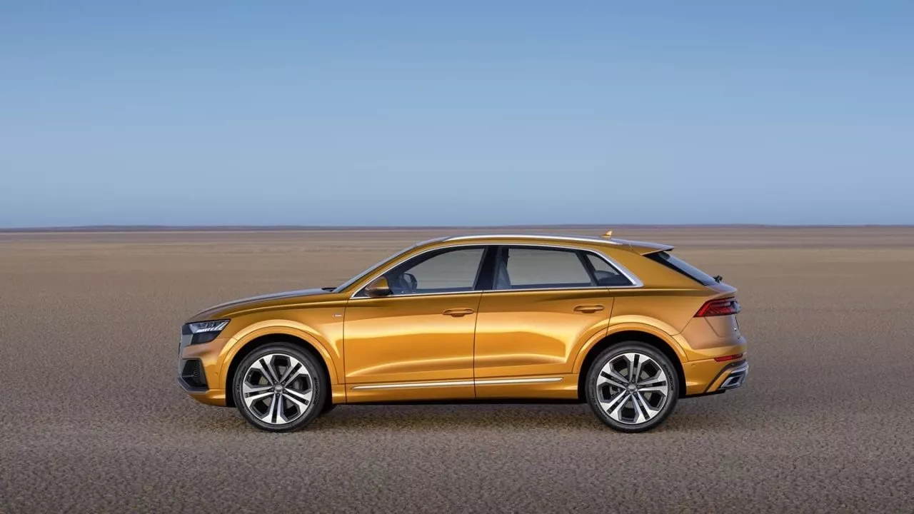 Vista lateral del Audi Q8 destacando su línea de diseño dinámica.