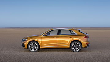 Vista lateral del Audi Q8 destacando su línea de diseño dinámica.