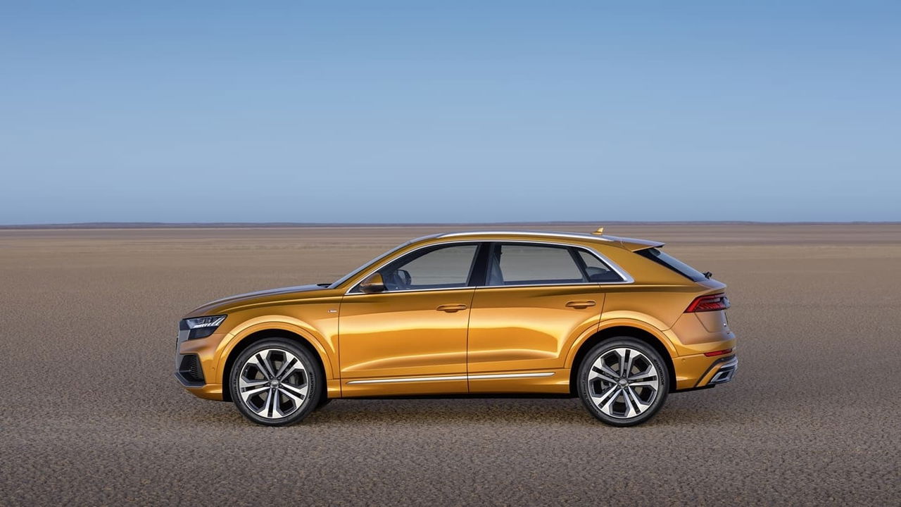 Vista lateral del Audi Q8 destacando su línea de diseño dinámica.